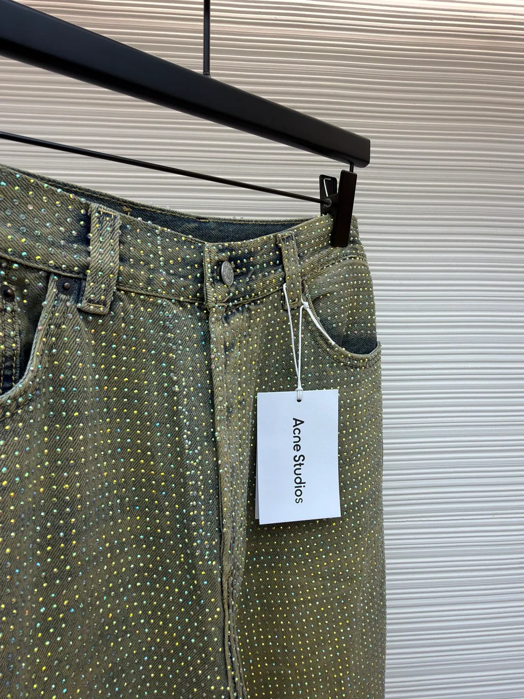Acne Studios Year of the Snake limited edition full-diamond jeans ●Item number: 1681289-B45 ●Material: denim fabric ●Technology: hot-drilled production ●Color: olive green ●Version: loose fit ●Weight: about 1060 grams ●Size: XS-S-M-L-XL-XXL ●Description: Fabric treatment: Made of denim fabric, after washing process, it presents a unique olive green tone and distressed texture, making the pants more retro style. Cutting and sewing: Cut with a straight version and spliced ​​with a professional sewing machine. Key parts such as the crotch are reinforced with double-thread seams to ensure a solid structure. Diamond jewelry selection: Choose exquisite rhinestones and arrange them through designs to create a full-diamond effect, enhancing the visual magnificence. Fixing process: Using ultrasonic machine high-temperature hot-drilling process, with precise temperature control, the rhinestones are firmly attached to the denim fabric, ensuring that they will not fall off easily after machine washing. The overall wiring is straight and delicate, the fabric is comfortable and soft, and the color is consistent without color difference. It can be matched with the same style to create a fashionable look and control various occasions. Customized accessories, complete with three standards, same style for men and women!